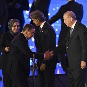 AK Parti’ye katıldı: 3 milletvekili ve 7 belediye başkanı AK Parti 25. yıl programında milletvekilleri ve belediye başkanlarına rozet takılması