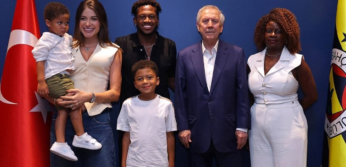 Fred’in Fenerbahçe’den ayrılığı: ‘Mutlaka geleceğim’ Fenerbahçe'den ayrılan Fred, Başkan Aziz Yıldırım ile veda töreninde