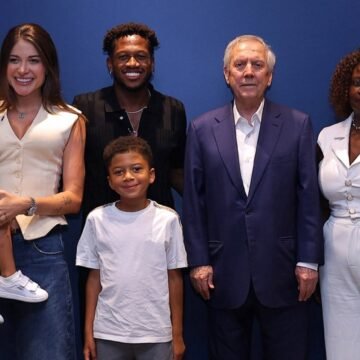 Fred’in Fenerbahçe’den ayrılığı: ‘Mutlaka geleceğim’ Fenerbahçe'den ayrılan Fred, Başkan Aziz Yıldırım ile veda töreninde