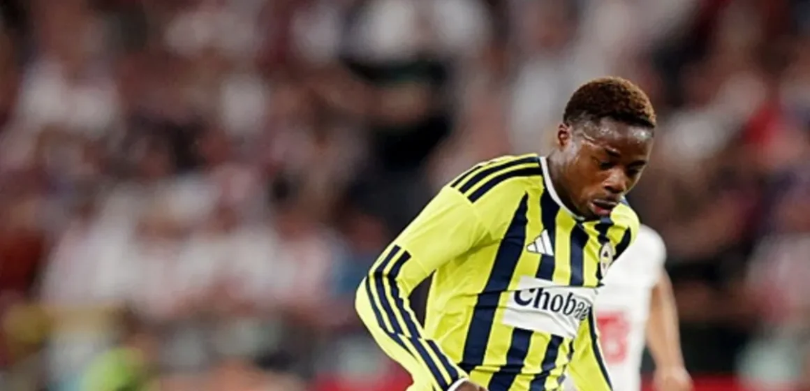 Fenerbahçe, Musaba’nın Norwich City’ye kiralandığını resmen açıkladı Fenerbahçeli futbolcu stadyum koridorunda yürürken