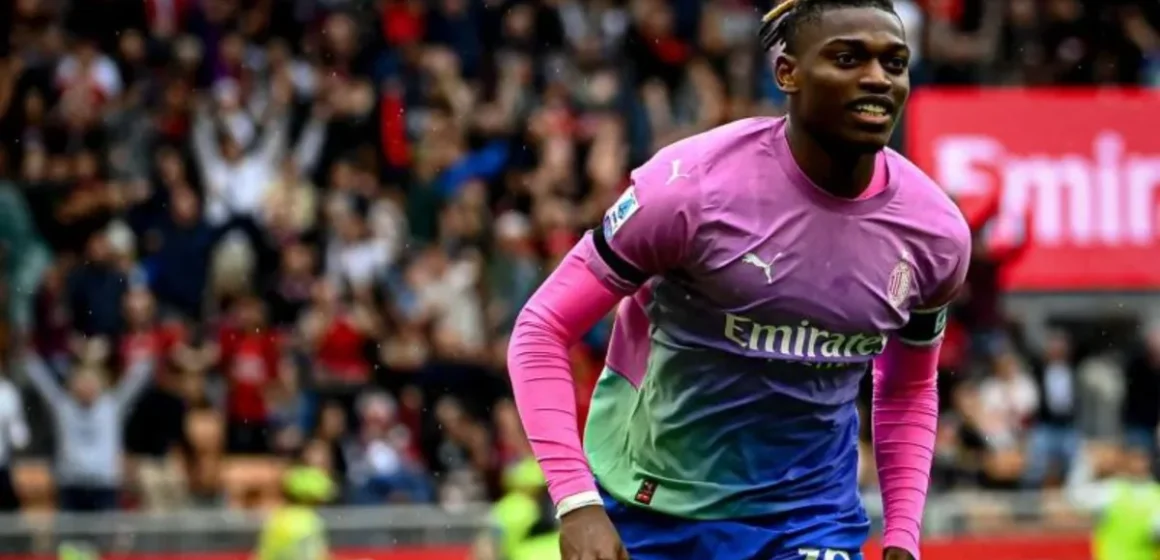 Galatasaray’dan transferde ters köşe: Leao yerine Nkunku iddiası Galatasaray taraftarının stadyumda formasıyla görüntüsü