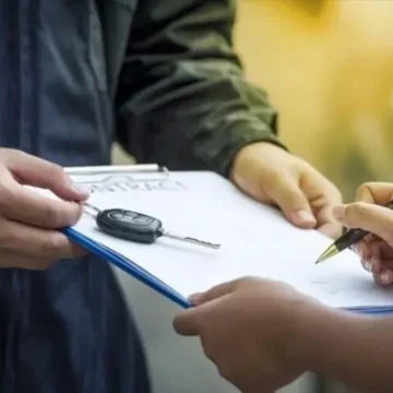 Kiralık araçlara yeni dönem: yaş, kilometre ve depozitoda sınır Kiralık araçların sıralı park edildiği bir filo alanı