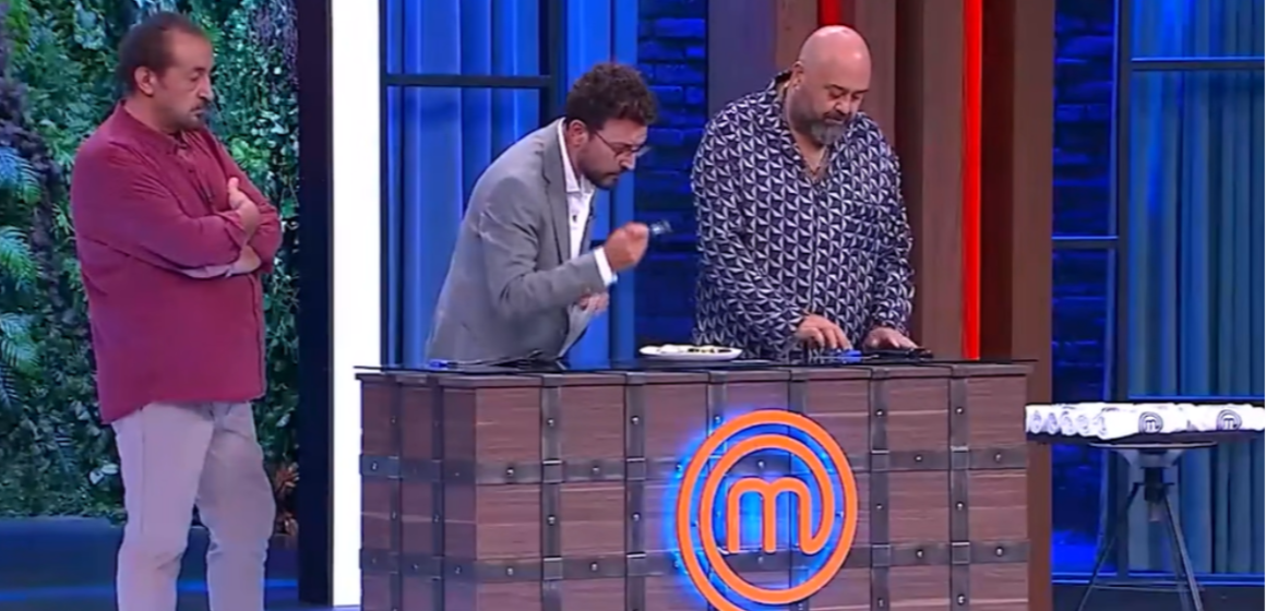 MasterChef Türkiye jüri üyeleri mutfak setinde yarışmacıların tabağını değerlendiriyor
