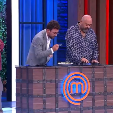 MasterChef yedeklerden ana kadroya giren isim Emre oldu MasterChef Türkiye jüri üyeleri mutfak setinde yarışmacıların tabağını değerlendiriyor