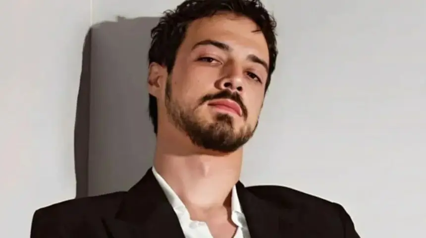 Mert Yazıcıoğlu imajını yeniledi, sakalsız hali sosyal medyada ilgi gördü Mert Yazıcıoğlu imajını yeniledi, sakalsız haliyle yeni sezona hazırlanıyor