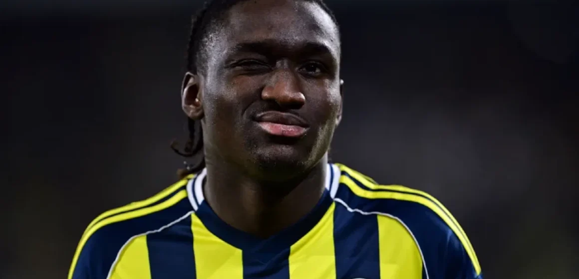 Fenerbahçe’den 22 milyon Euro’luk Cherif çıkışı: 3 milyon Euro’luk fark Sarı-lacivertli formayla sahada bir futbolcu, bulanık stadyum arka planı
