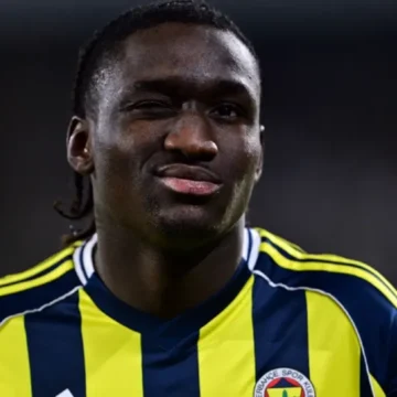 Fenerbahçe’den 22 milyon Euro’luk Cherif çıkışı: 3 milyon Euro’luk fark Sarı-lacivertli formayla sahada bir futbolcu, bulanık stadyum arka planı