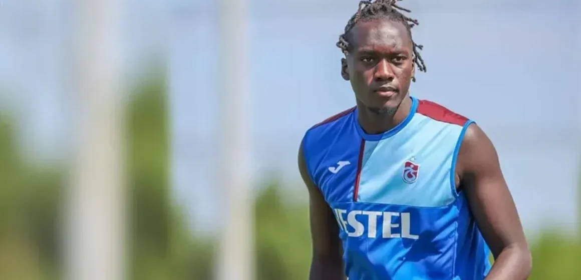 Trabzonspor’da üç oyuncuda sözleşme feshi gündemde Trabzonspor basın açıklaması sırasında kulüp yetkilisinin görüntüsü