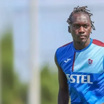 Trabzonspor’da üç oyuncuda sözleşme feshi gündemde Trabzonspor basın açıklaması sırasında kulüp yetkilisinin görüntüsü
